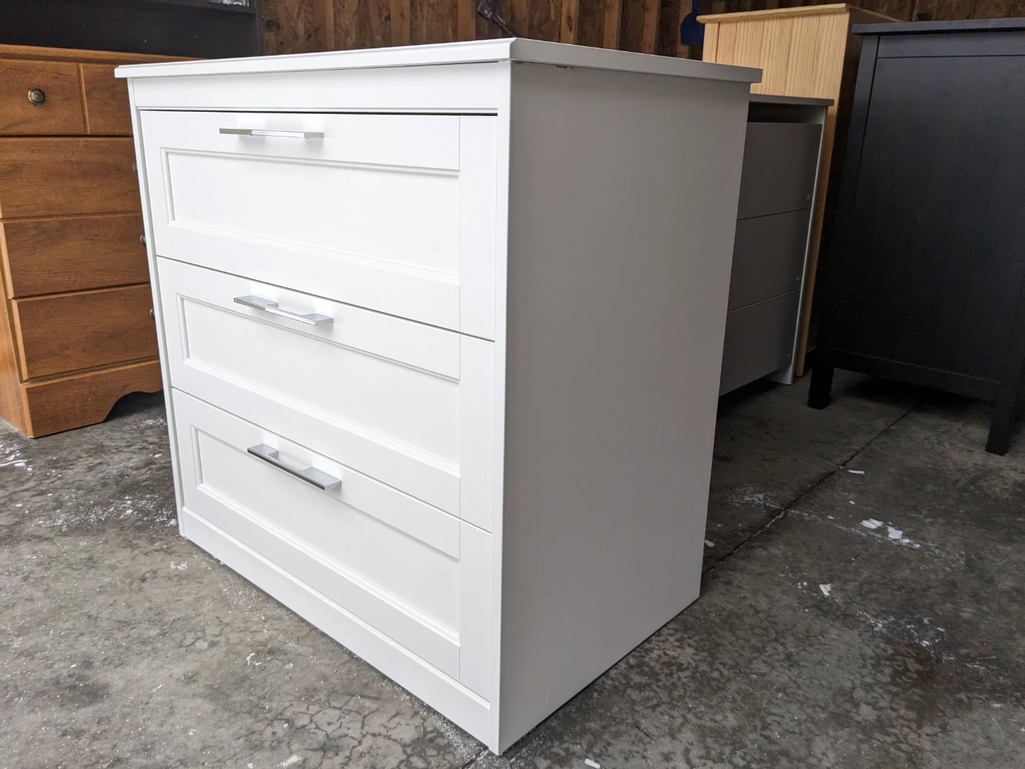 Songesand 3 Drawer Chest - New - photo 4