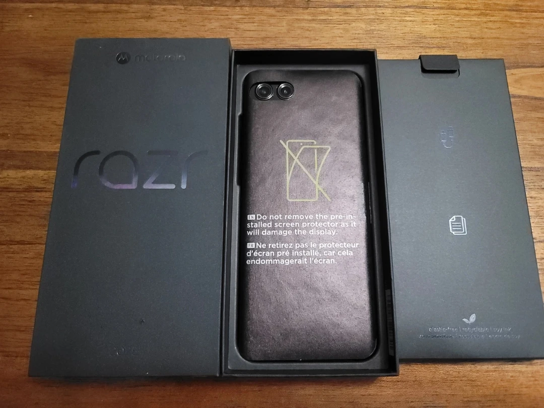 Motorola Razr 2025 256gb Gibraltar Blue like new condition - photo 2