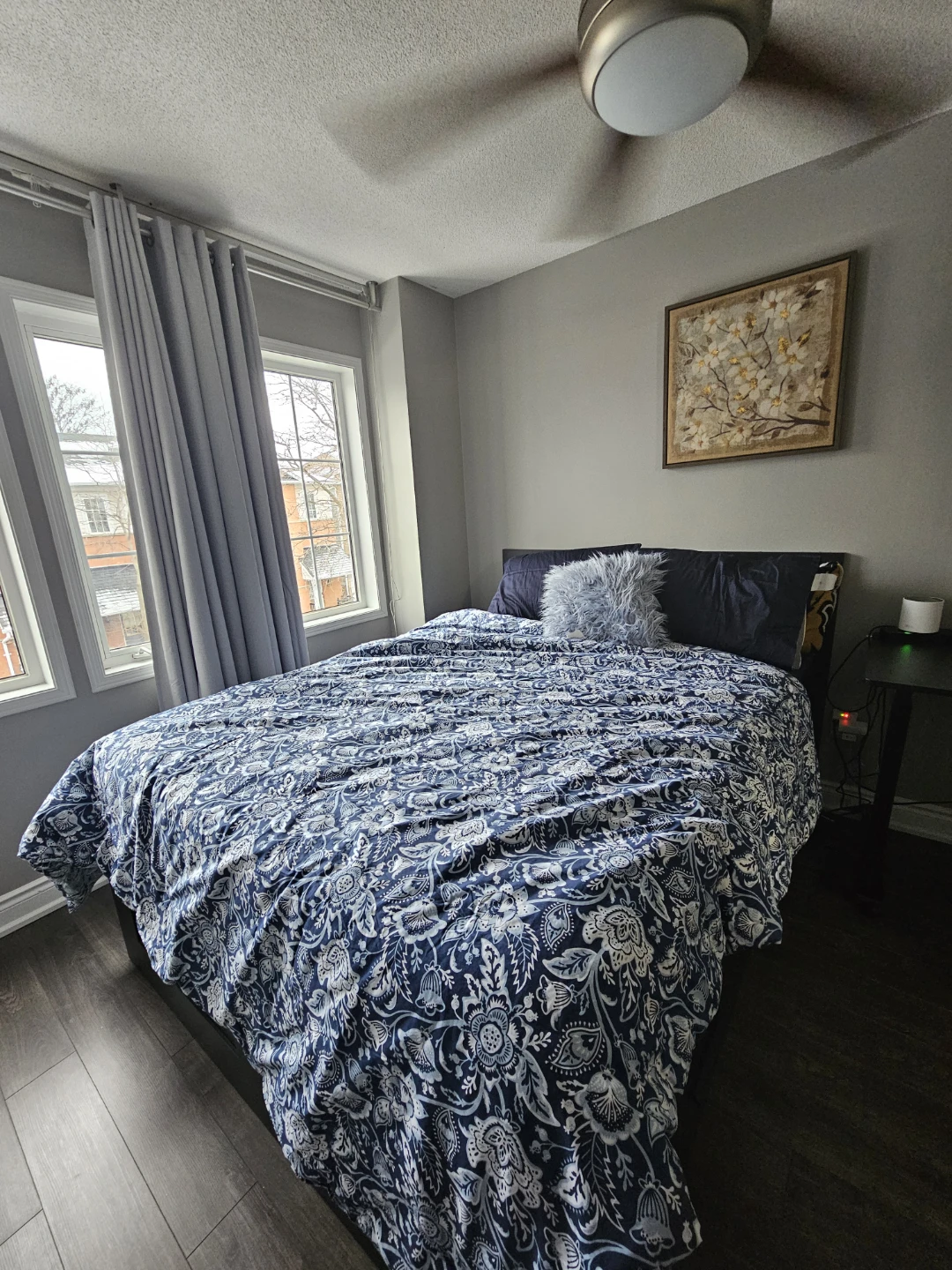 Queen size bed with memory foam mattress
