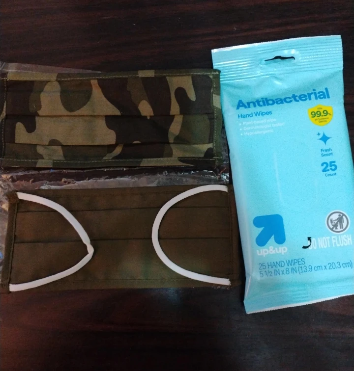 free 😃 2 face Masks &  Antibacterial Hand Wipes