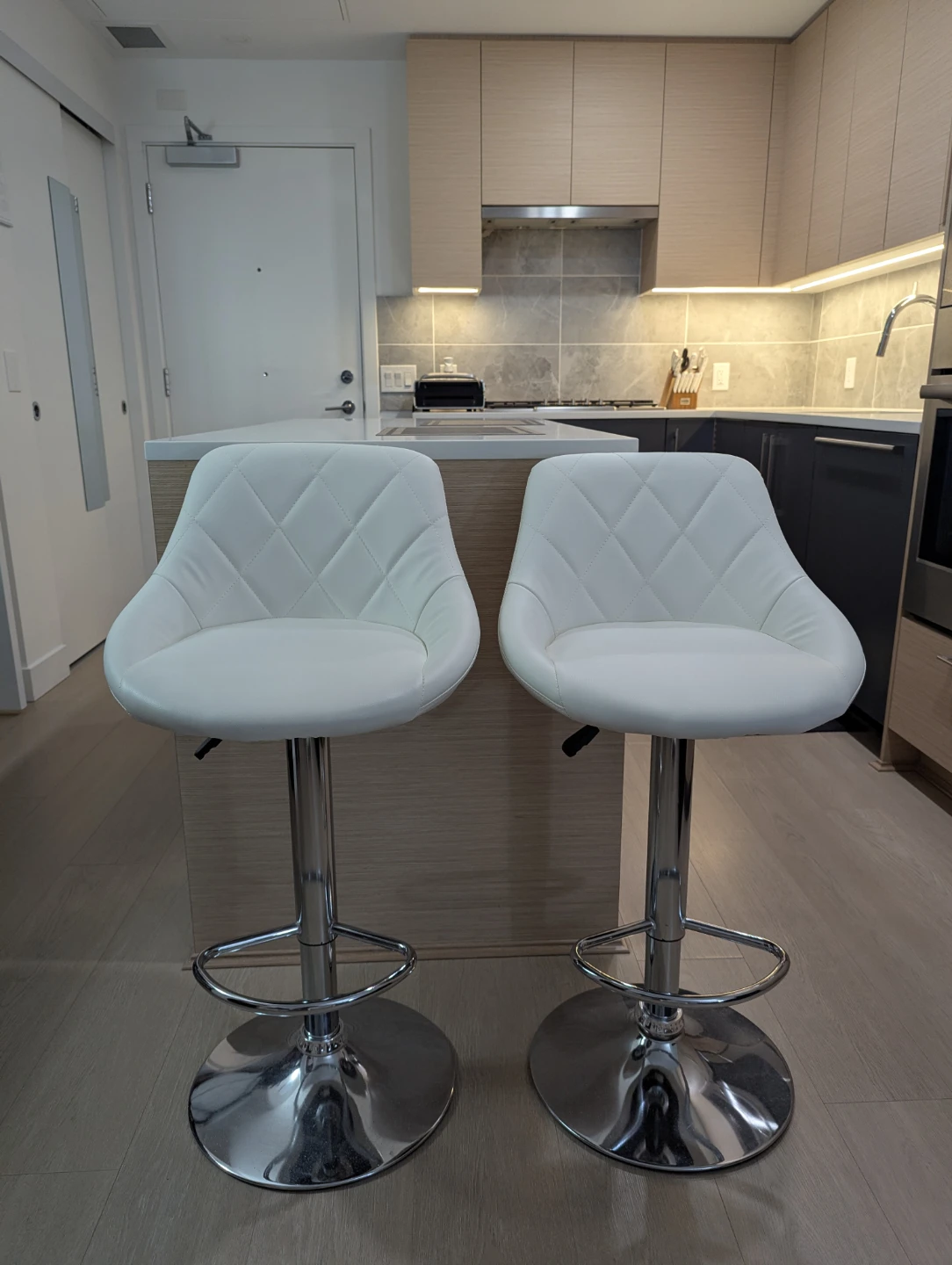 Ruesleag Set of 2 White PU Leather Bar Stools