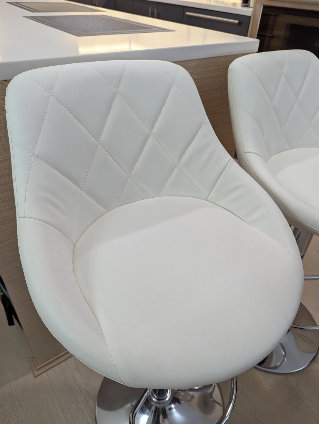 Ruesleag Set of 2 White PU Leather Bar Stools - photo 2