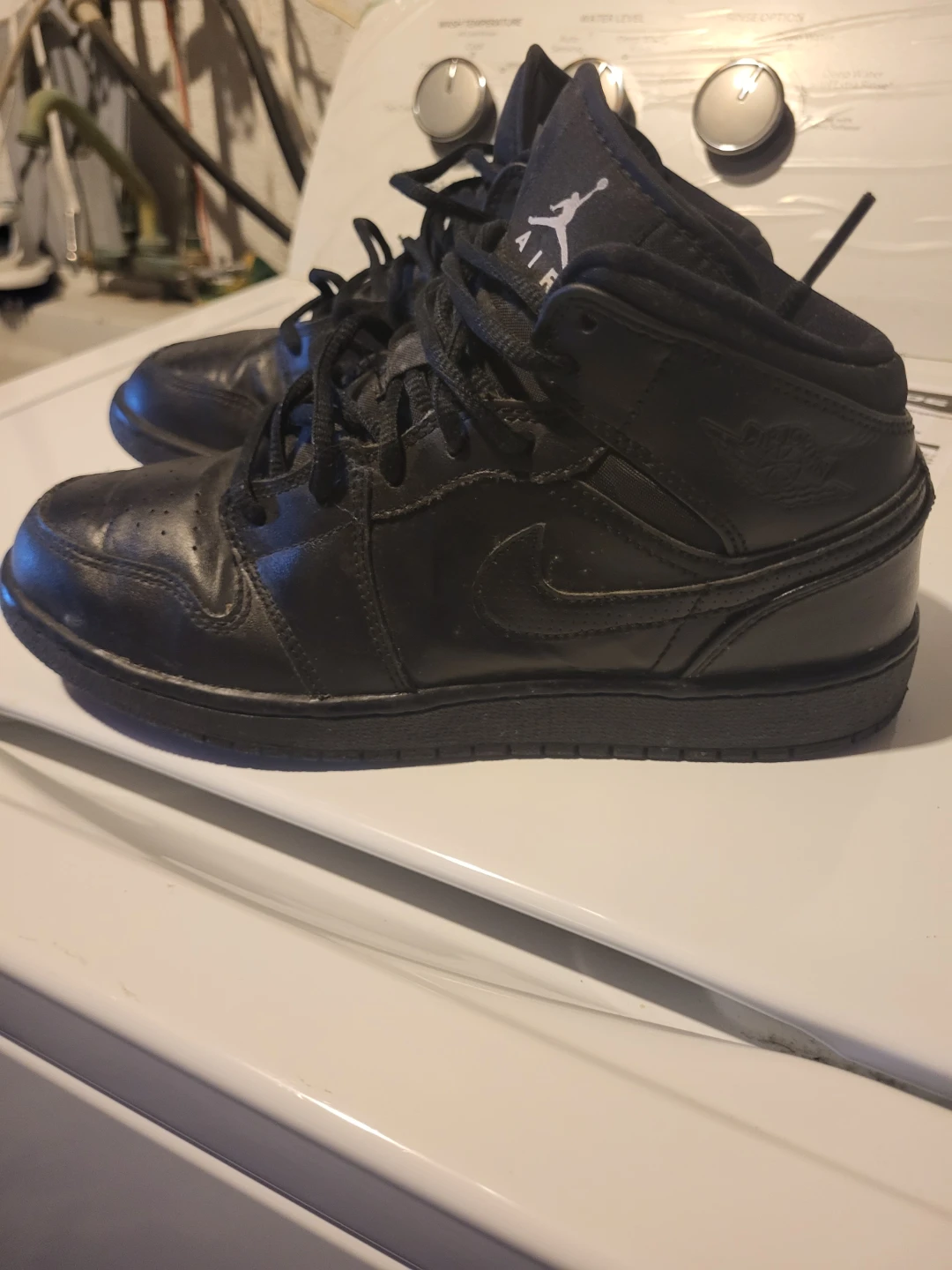 Air Jordan 1 Mid Black Sneakers