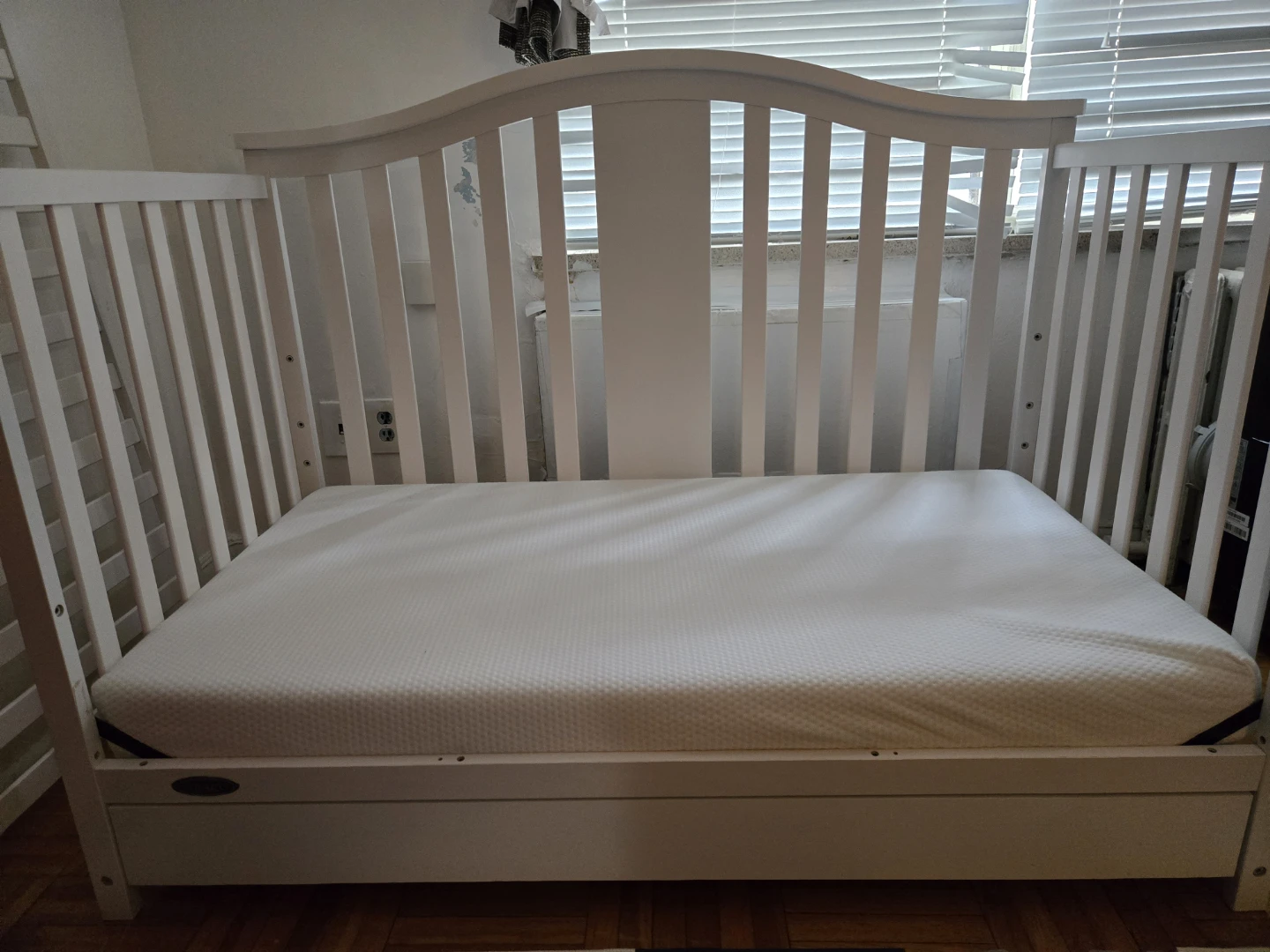 Graco Crib - White with mattress clean mint! - photo 2