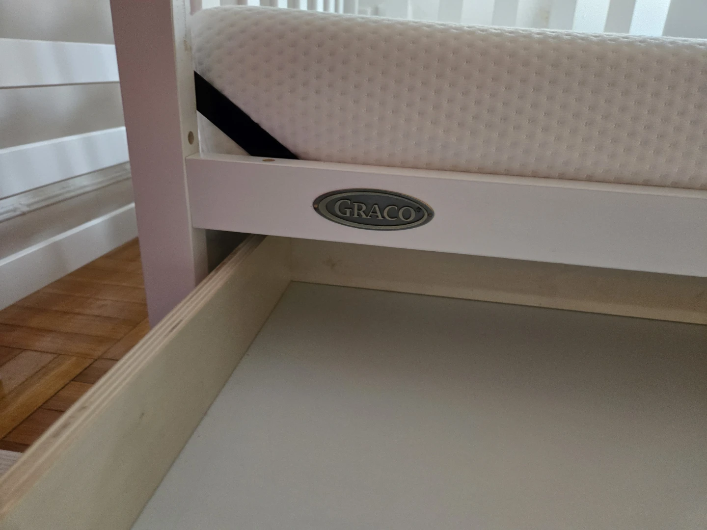 Graco Crib - White with mattress clean mint! - photo 4