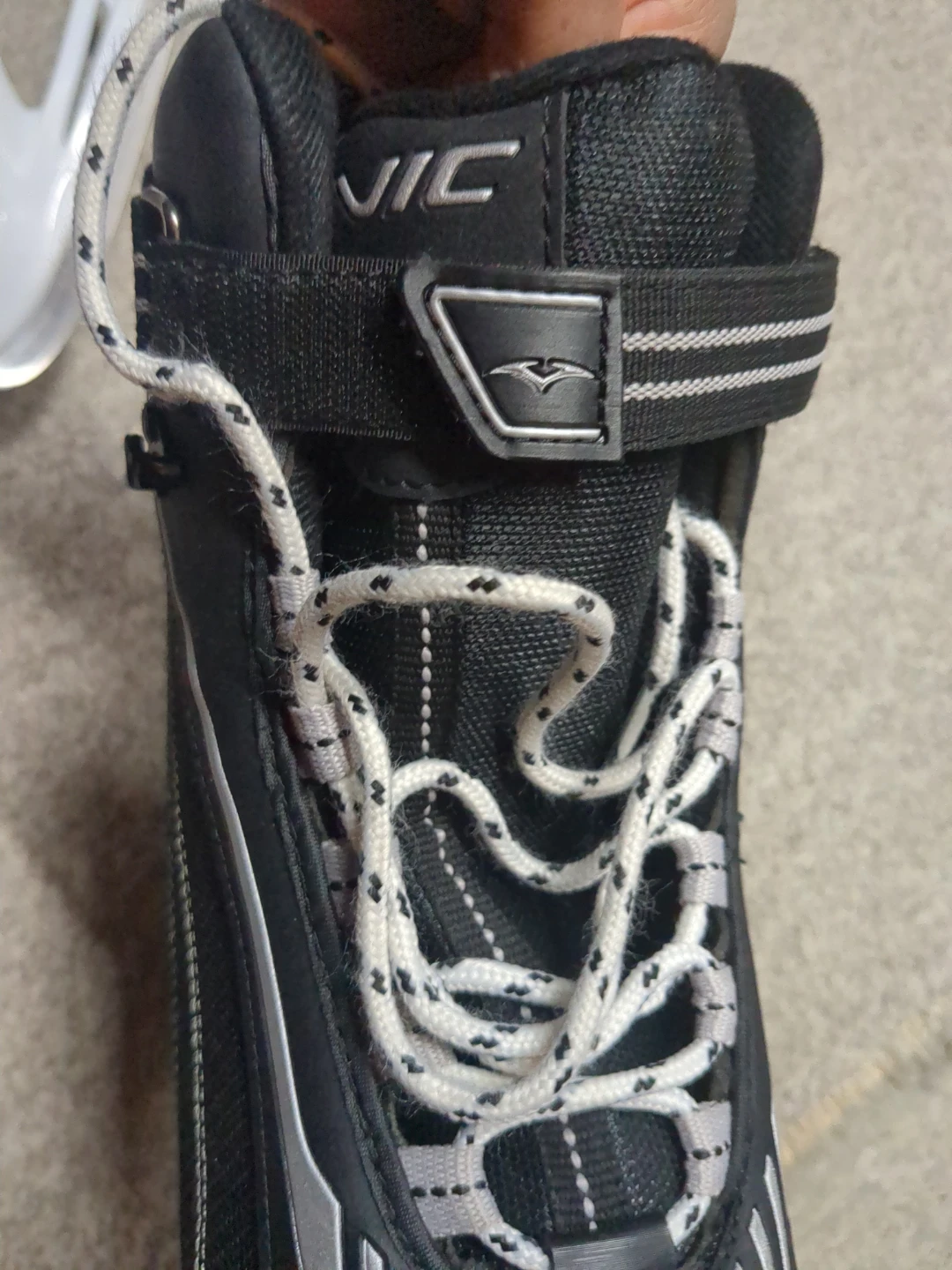 VIC Hockey Ice Skates - Size US 7 - photo 4