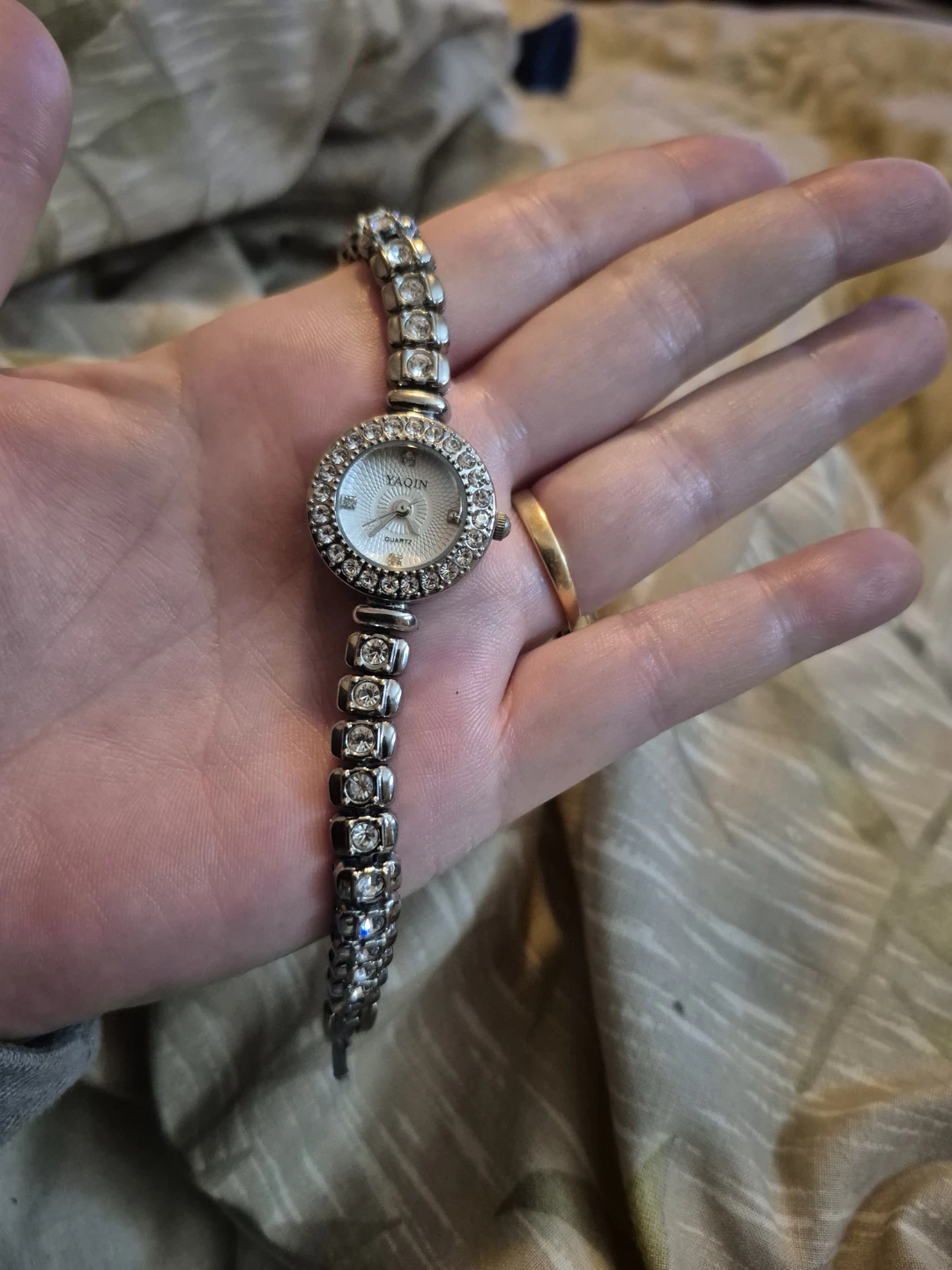 YAQIN Women's Quartz Watch with Rhinestones