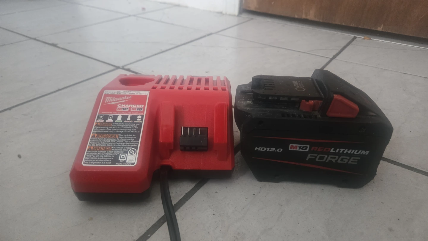Milwaukee M18 Battery & Charger - photo 2