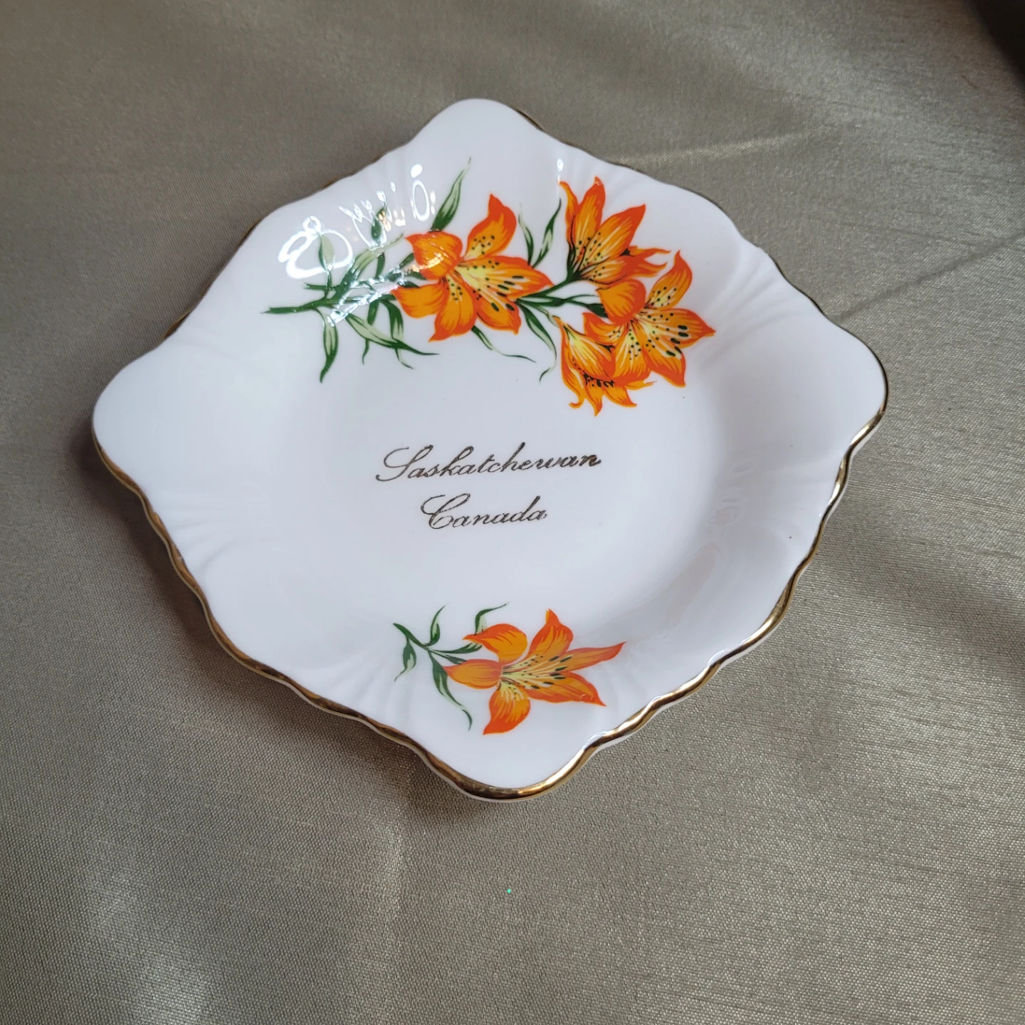 Saskatchewan 4 3/4" Mini Prairie Lily Royal Windsor Bone China - photo 2