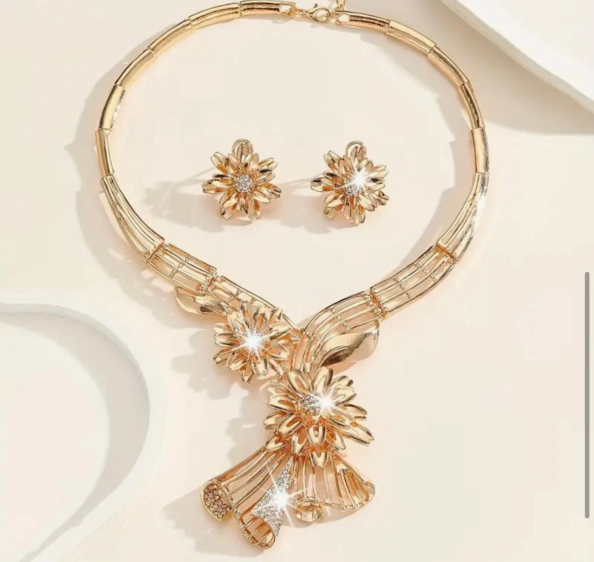 Gold Flower Necklace and Earrings Set with Rhinestones - photo 3