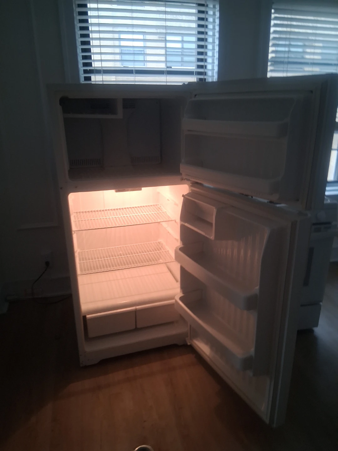 White GE Gas Range and Refrigerator Set - photo 2