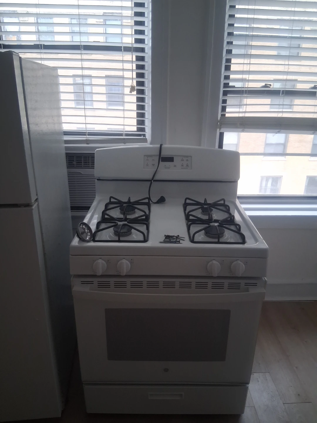 White GE Gas Range and Refrigerator Set - photo 3