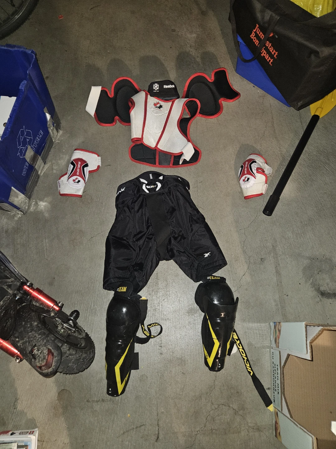 Reebok & CCM Hockey Gear Set - chest guard, Pads, Pants - photo 2
