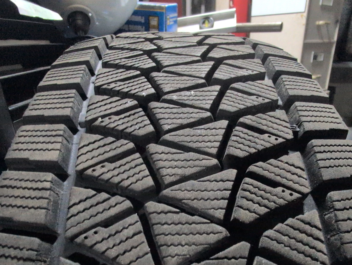 Bridgestone Blizzak DM-V2 Winter Tire 215/70R16 100S - photo 3
