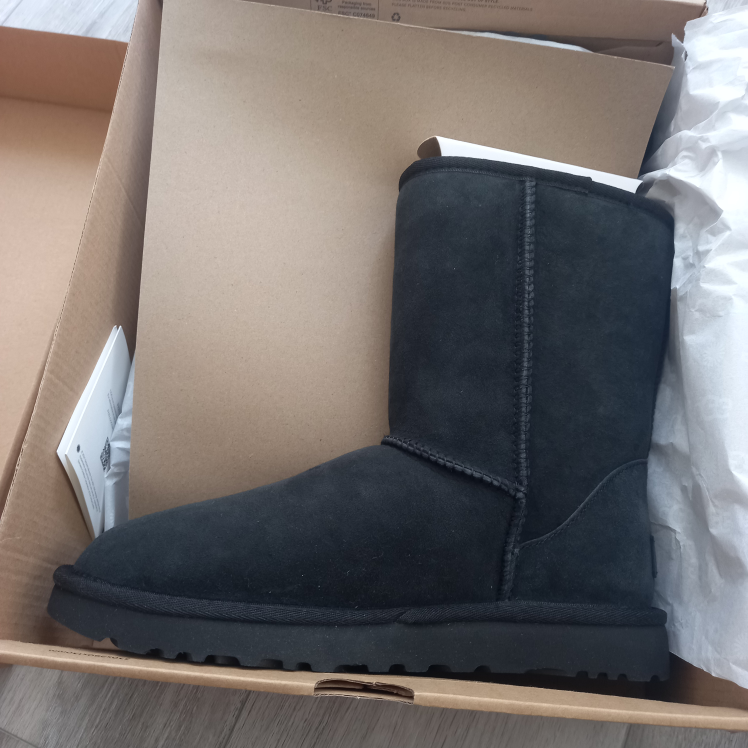 NEW🧡 UGG Classic Short II Boots - Black