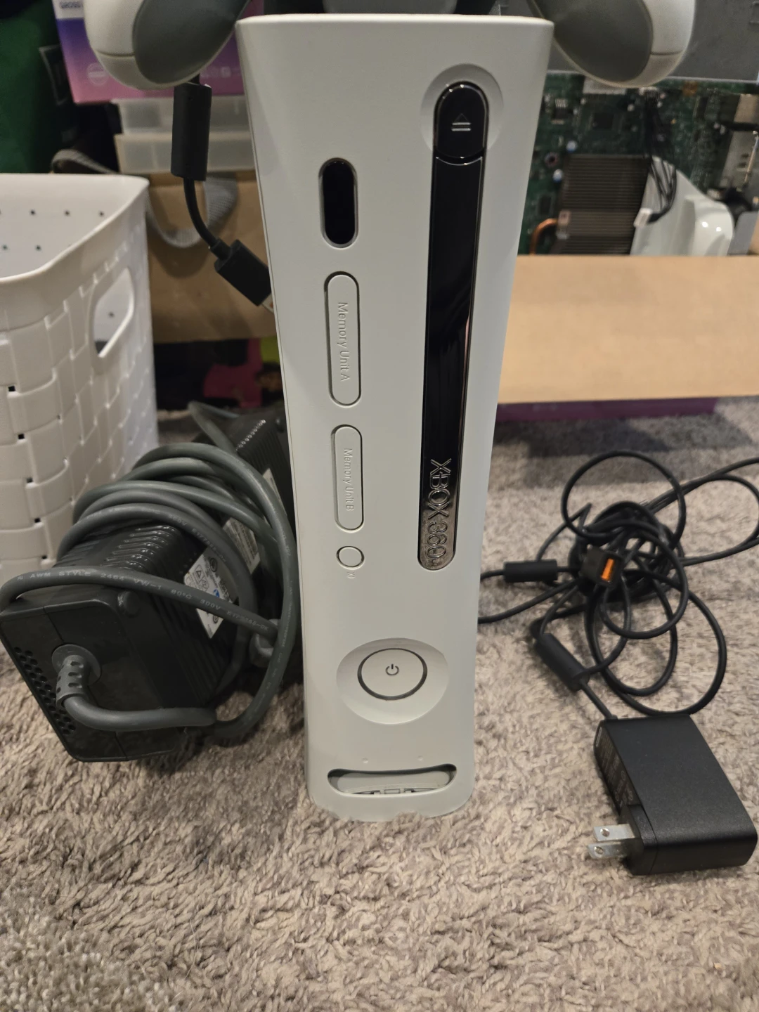 Selling xbox 360 original bundle with guitar