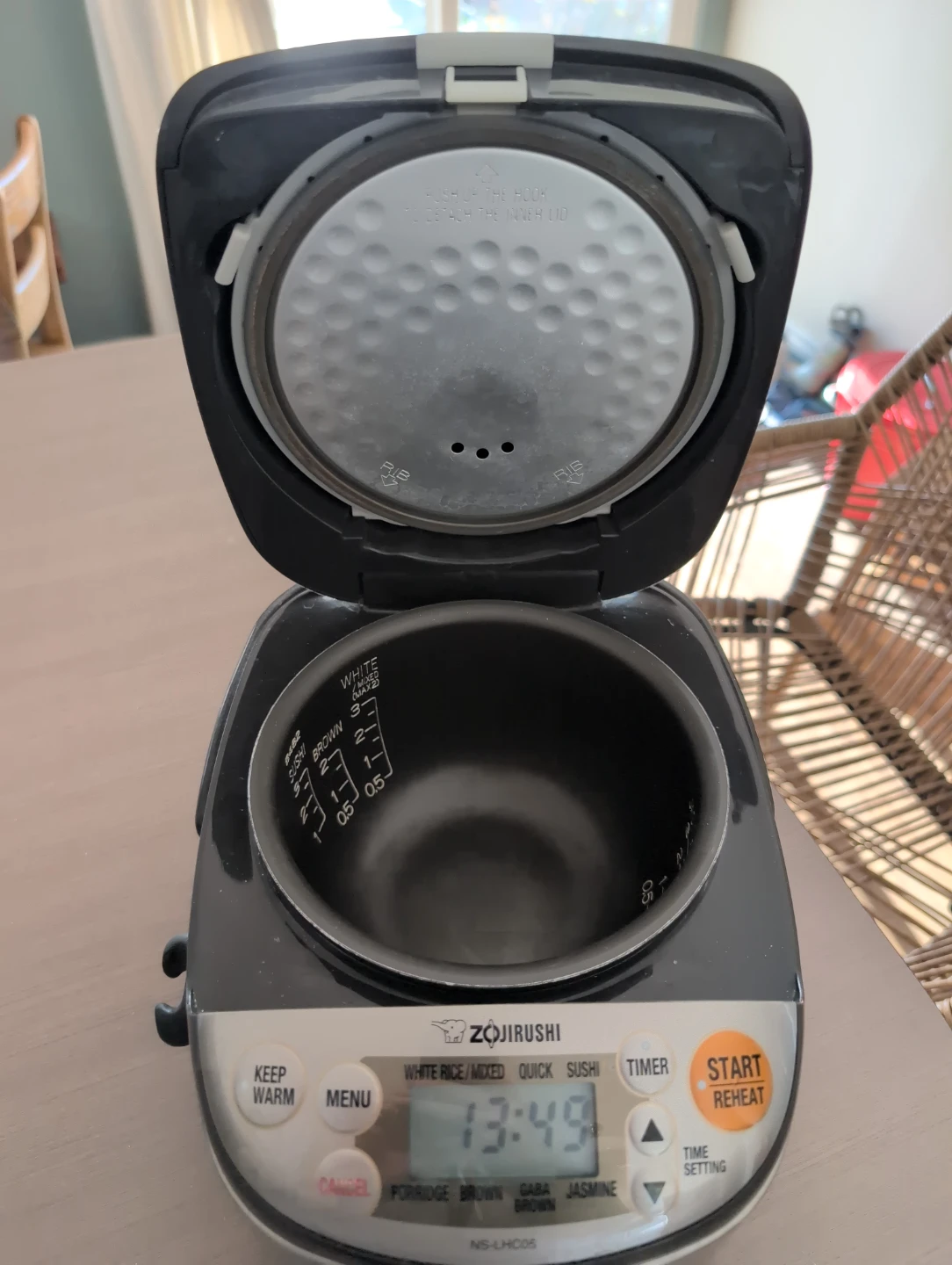 Zojirushi NS-LHC05 Rice Cooker - photo 2