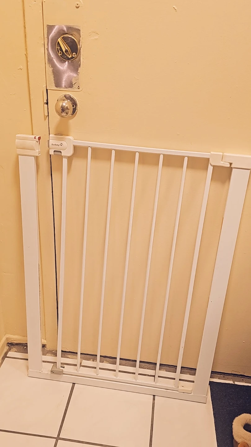 1- Safety 1st and 3 regalo Baby Gates with extenders - photo 4