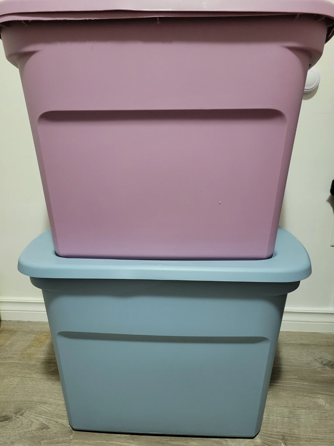 Sterilite 18-Gallon Storage Bin – Lilac, Like New - photo 2