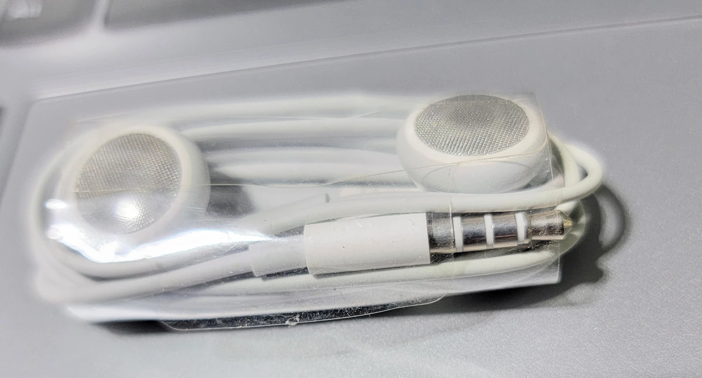 White  Earbuds  with 3.5mm Jack - photo 2