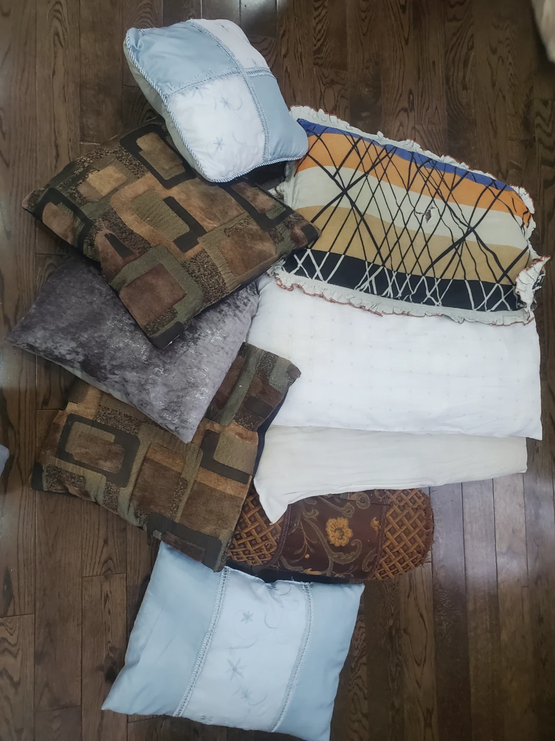 Assorted Throw Pillows - Various Styles 🥕