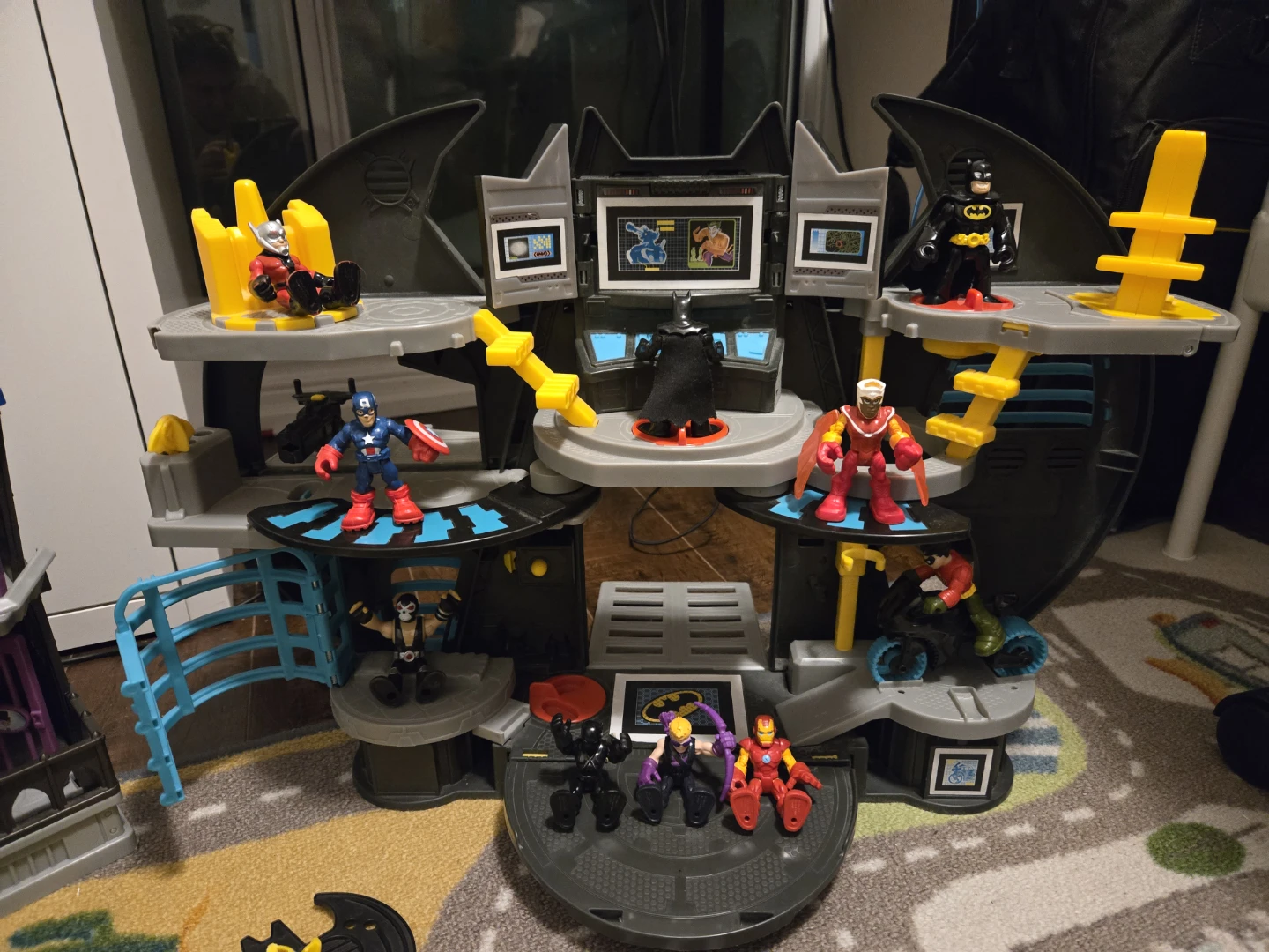 MOVING OUT SALE! Collection of superheroes and Batcave Playset - photo 4