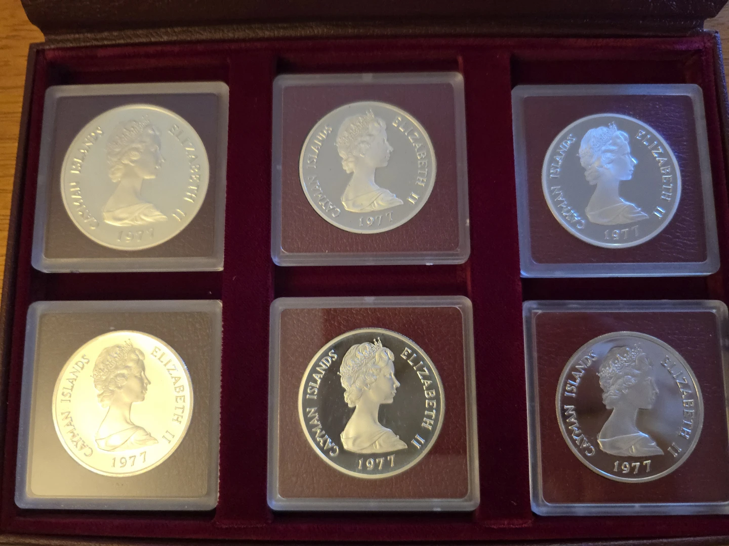 9.5 oz of Silver Cayman Islands 1977 Silver Queens Collection - photo 2