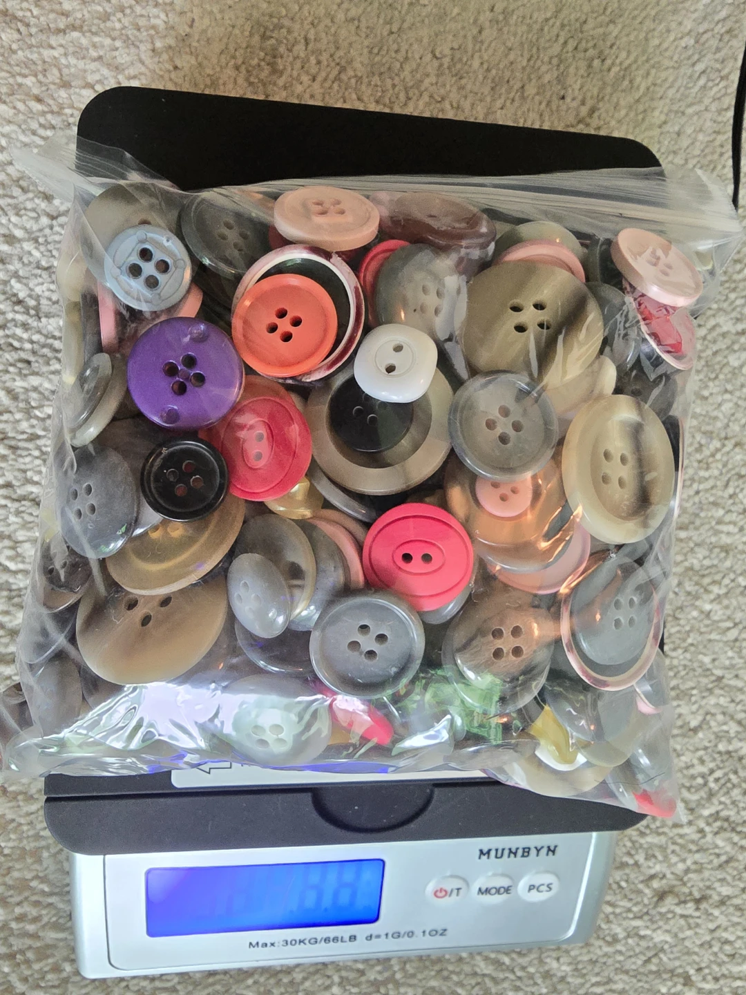 1Lb Large Bag of Assorted Craft Buttons - photo 4