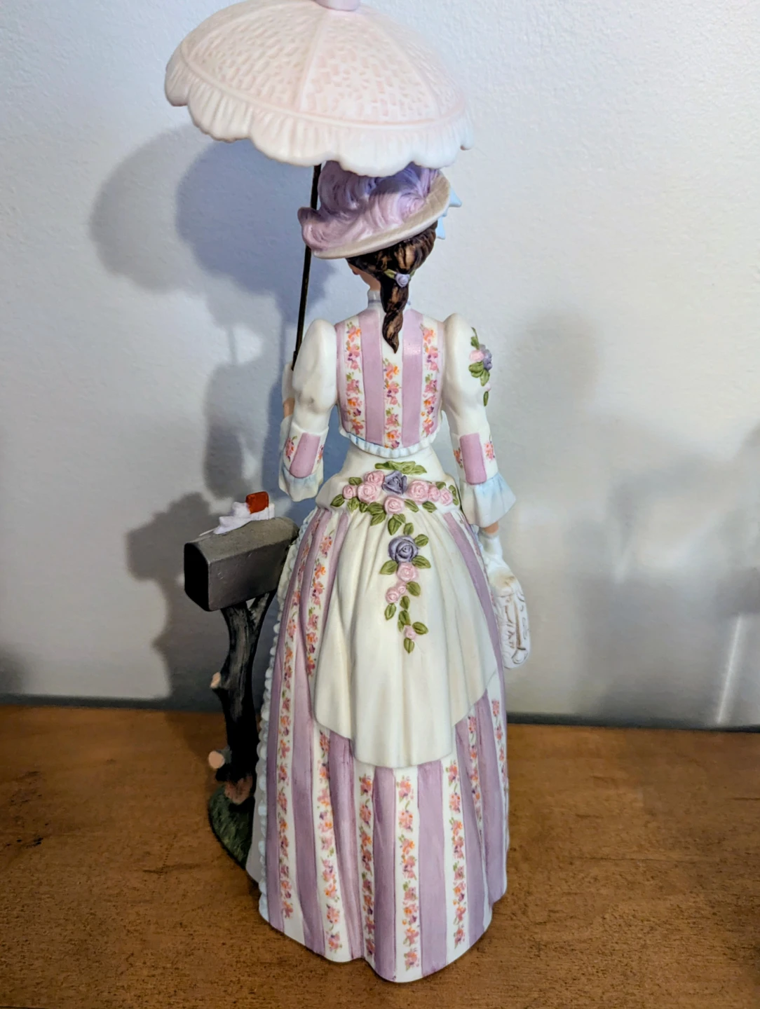 Mrs Albee Porcelain Figurine - photo 2