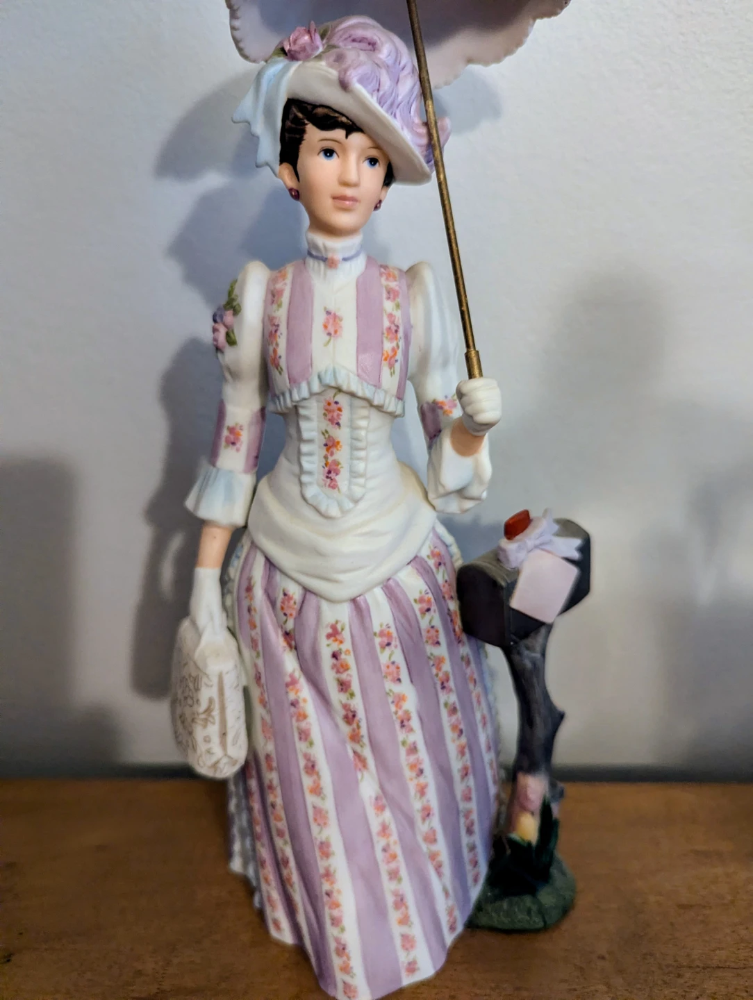Mrs Albee Porcelain Figurine - photo 3