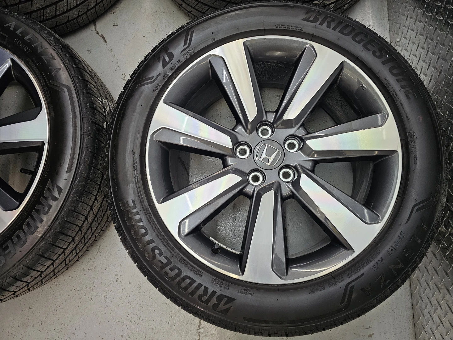 HONDA PILOT O.E.M RIMS AND ALL SEASON TIRES 255/50 R20 - photo 2