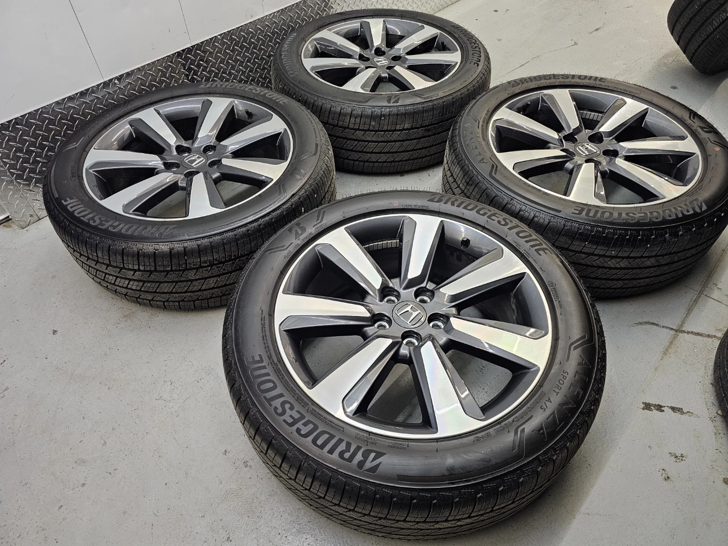HONDA PILOT O.E.M RIMS AND ALL SEASON TIRES 255/50 R20 - photo 3