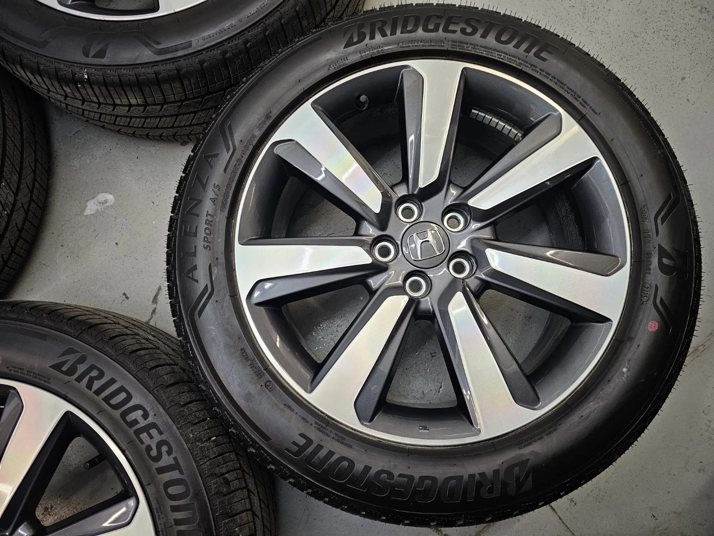 HONDA PILOT O.E.M RIMS AND ALL SEASON TIRES 255/50 R20 - photo 4
