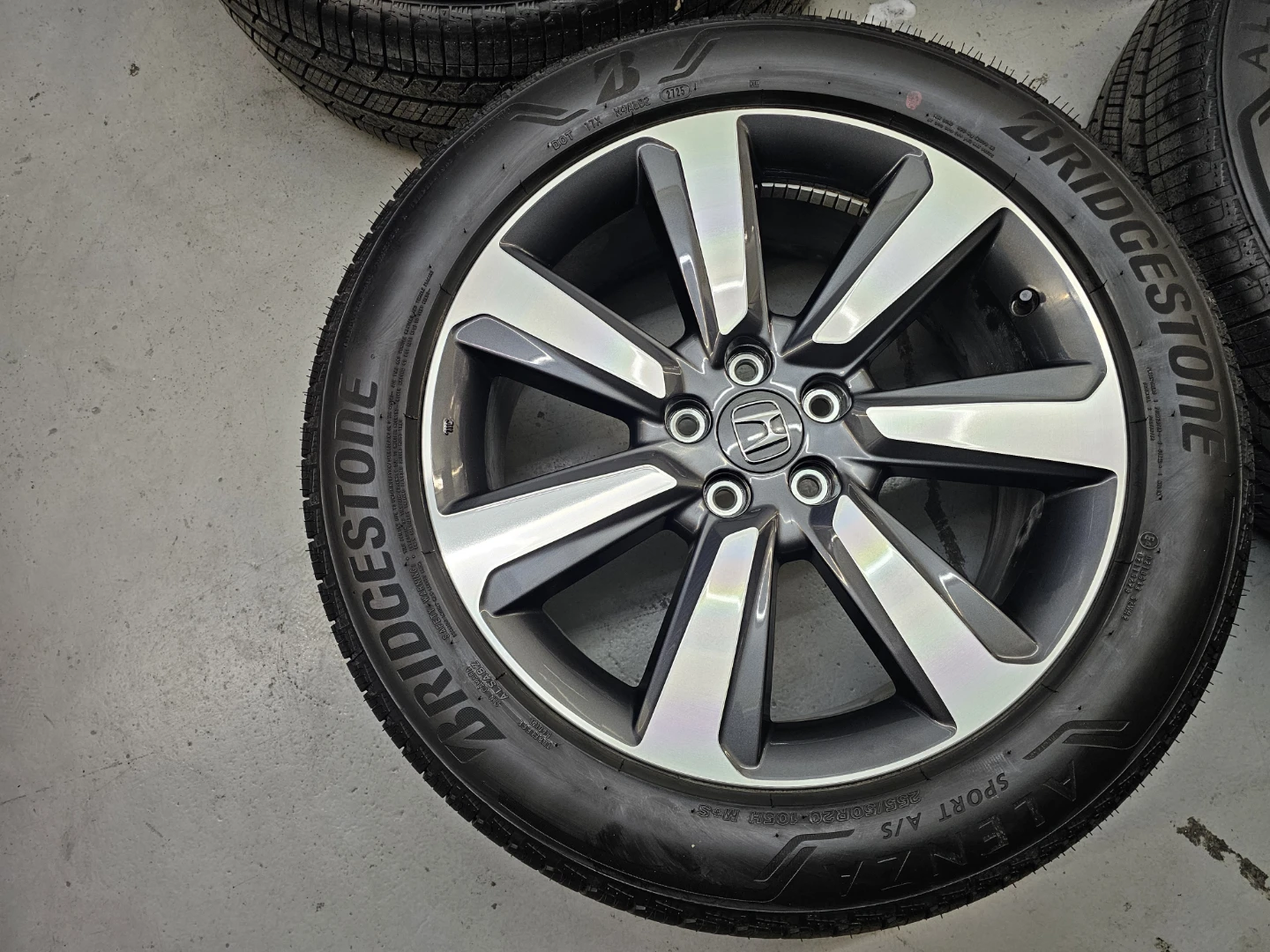 HONDA PILOT O.E.M RIMS AND ALL SEASON TIRES 255/50 R20 - photo 5
