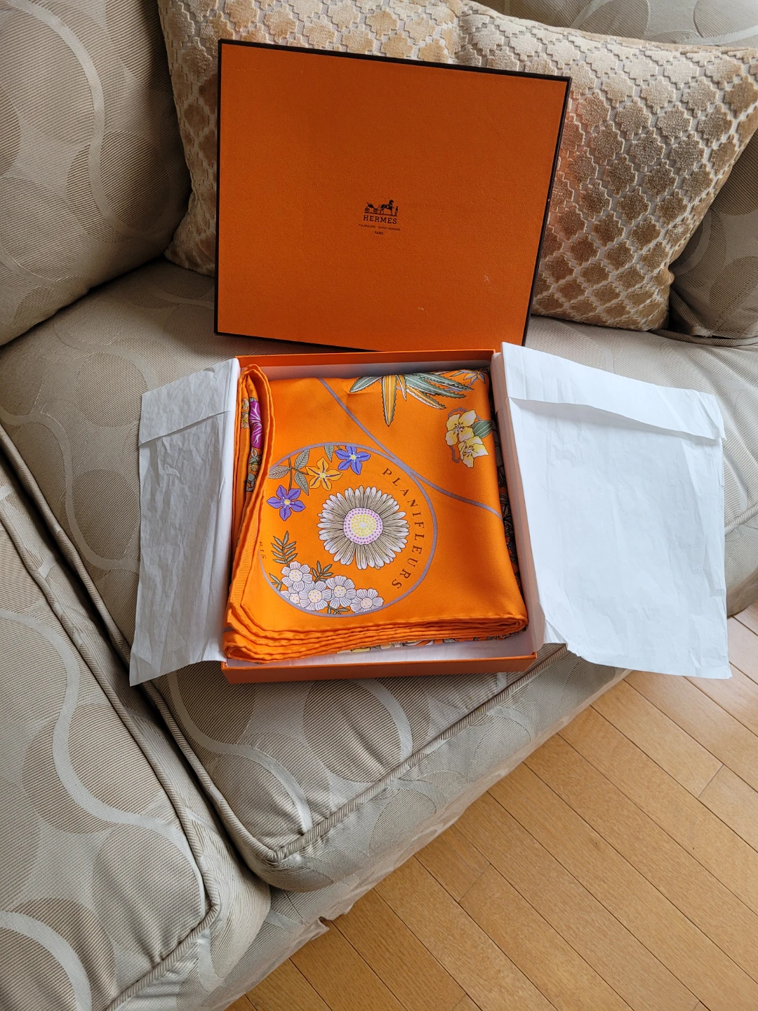 AUTHENTIC Hermès Paris Planifleurs Silk Scarf with Box