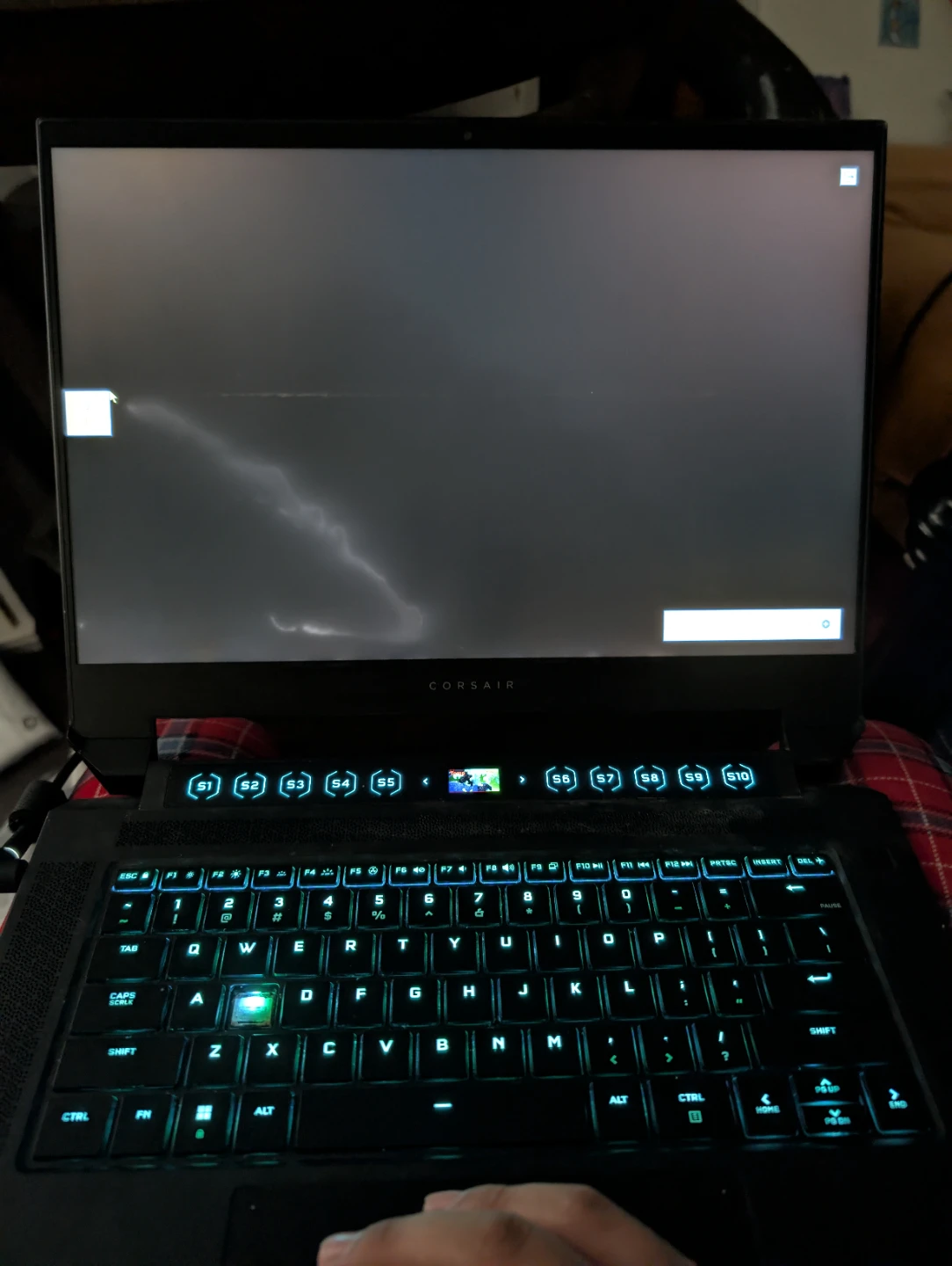 Corsair Gaming Laptop small crack - photo 4
