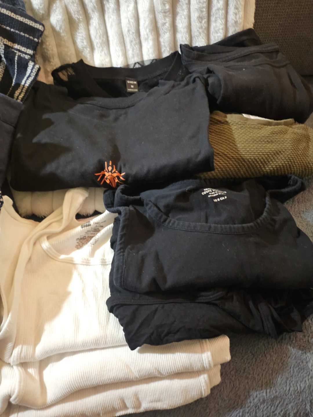 2 Bundles of Men's clothes (S-M) - photo 4