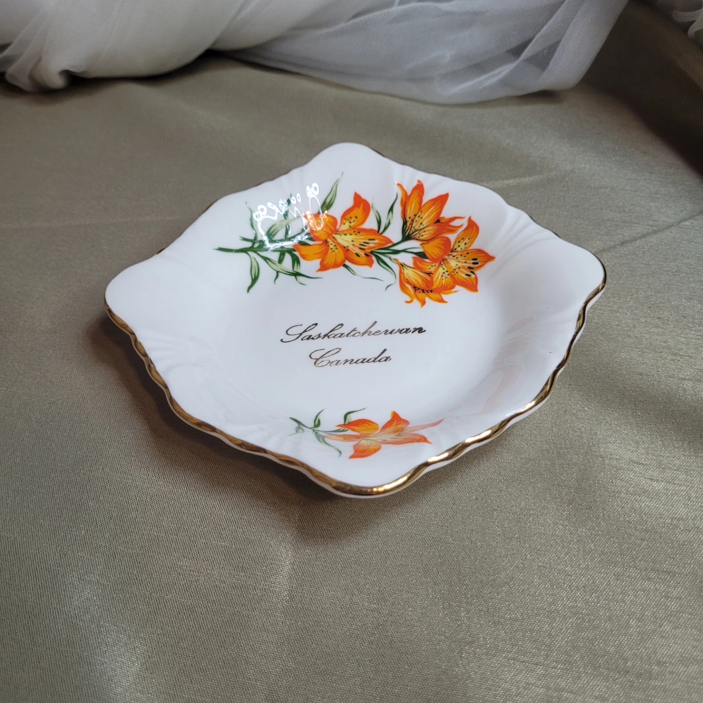 Saskatchewan 4 3/4" Mini Prairie Lily Royal Windsor Bone China - photo 3