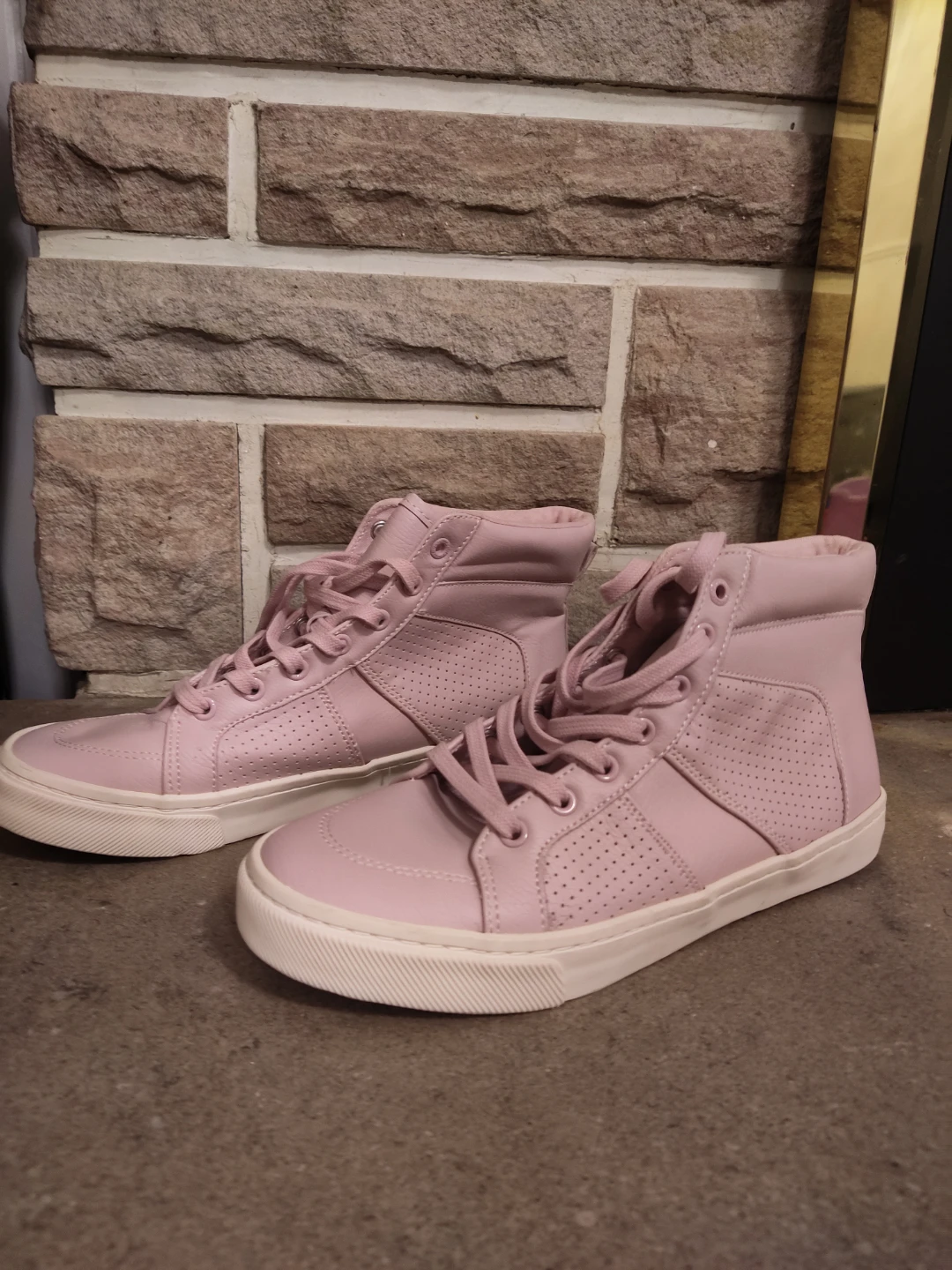 🧡 size 6 Pink High Top Sneakers