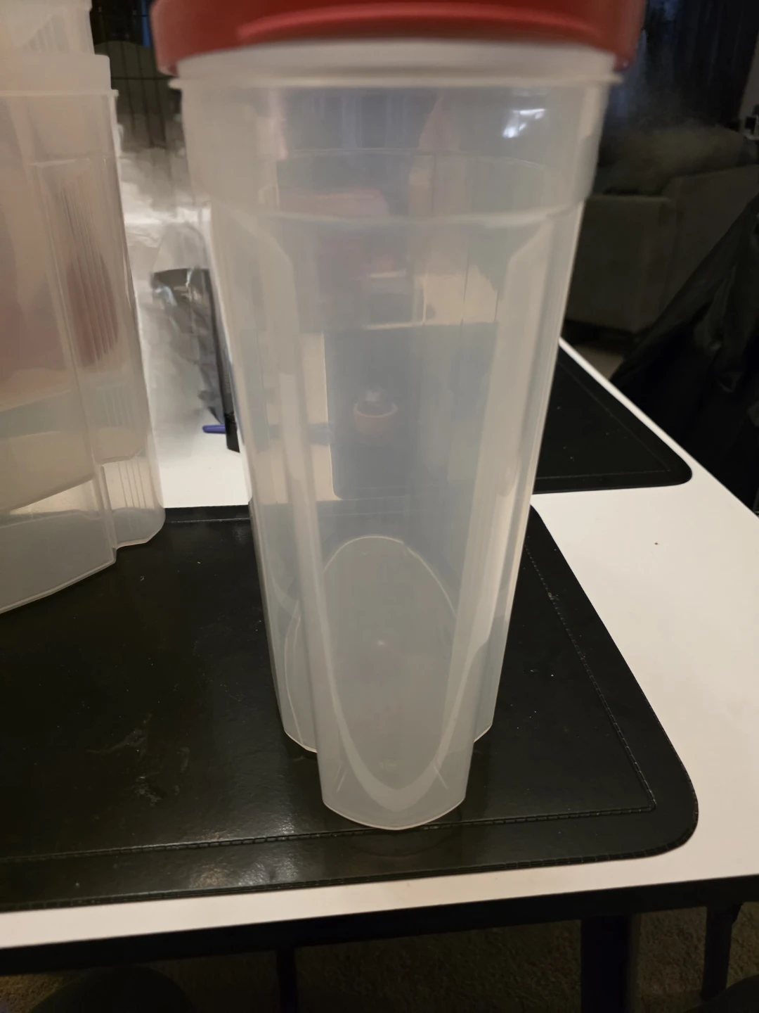 4 Rubbermaid storage containers - photo 2
