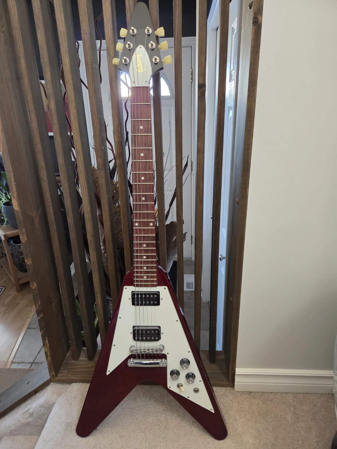 Gibson cherry flying V guitar - photo 2