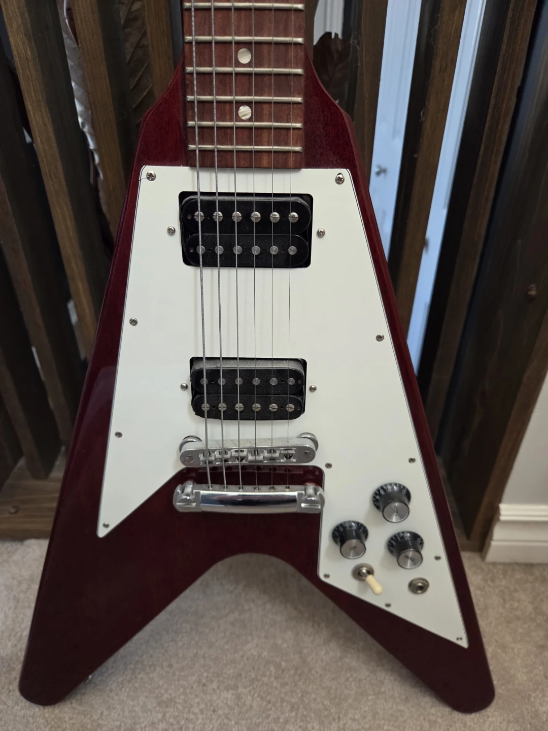 Gibson cherry flying V guitar - photo 5