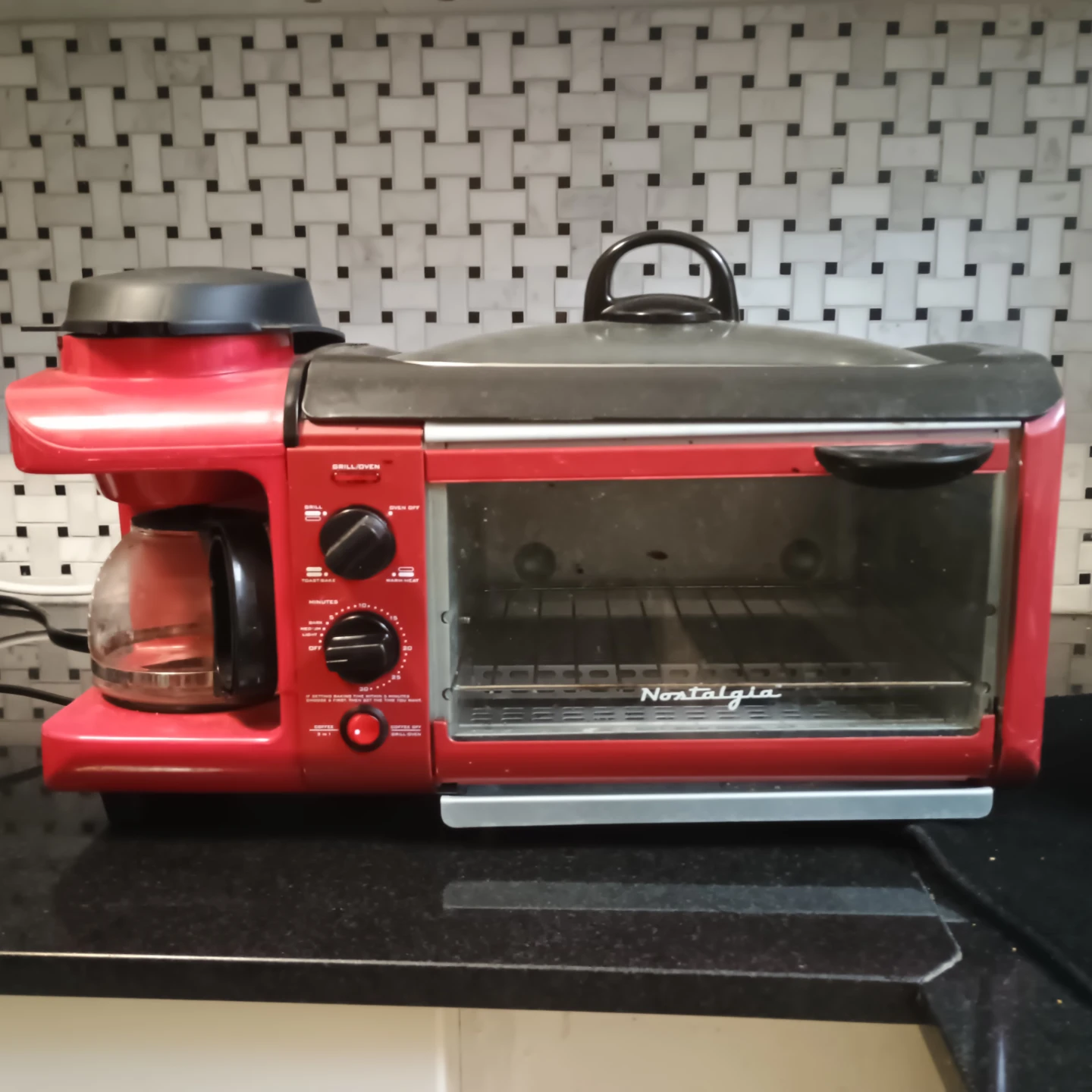 Toaster oven. Nostalgia 3-in-1 Breakfast Station - Red