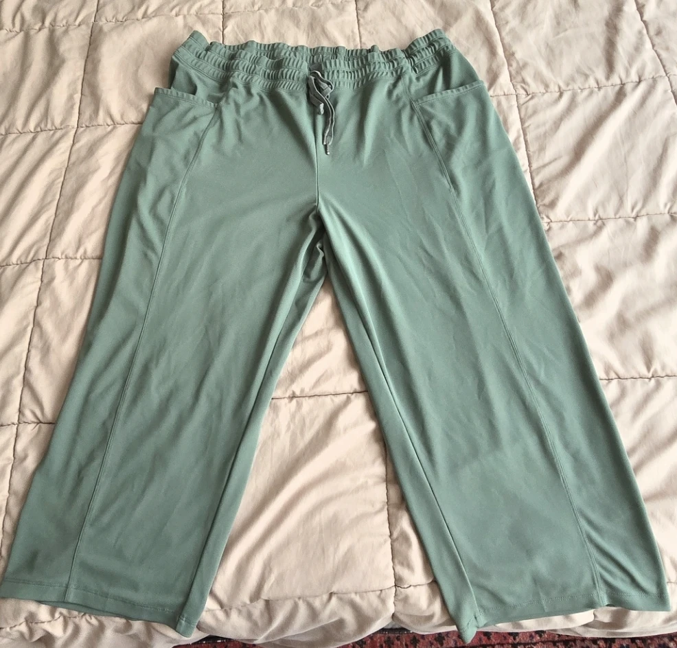 Women's Green Wide-Leg Capri Pants