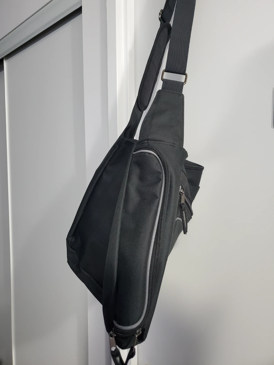 Black Messenger Bag 🥕[Thrifty Pick] - photo 3