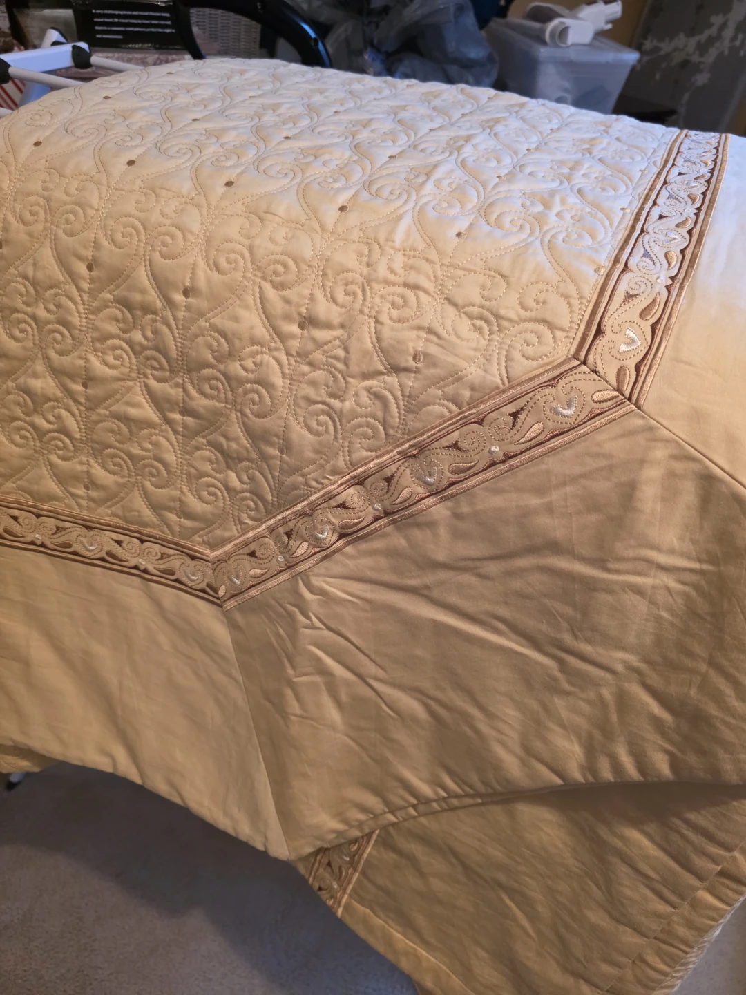 Elegant Quilted Queen Bedspread - Cream & Gold