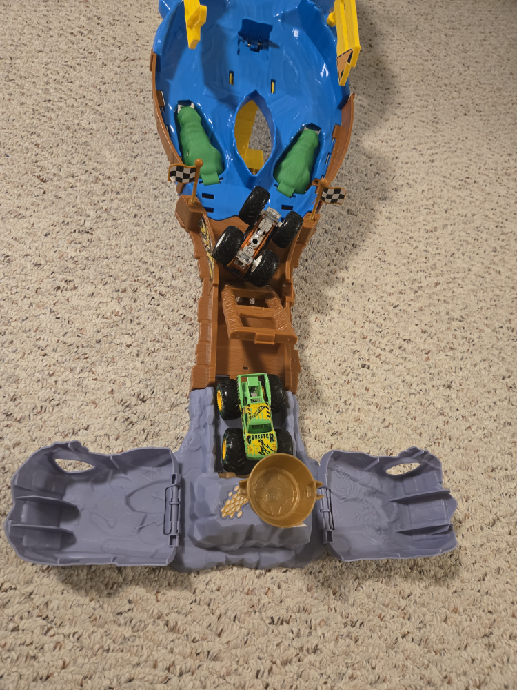 Hot Wheels Monster Trucks Playset with Monster Trucks Bigfoot - photo 3