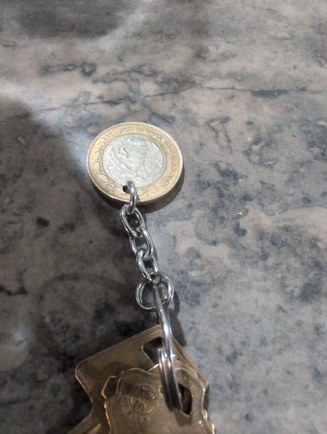 10 pesos coin key chain 🥕 - photo 2