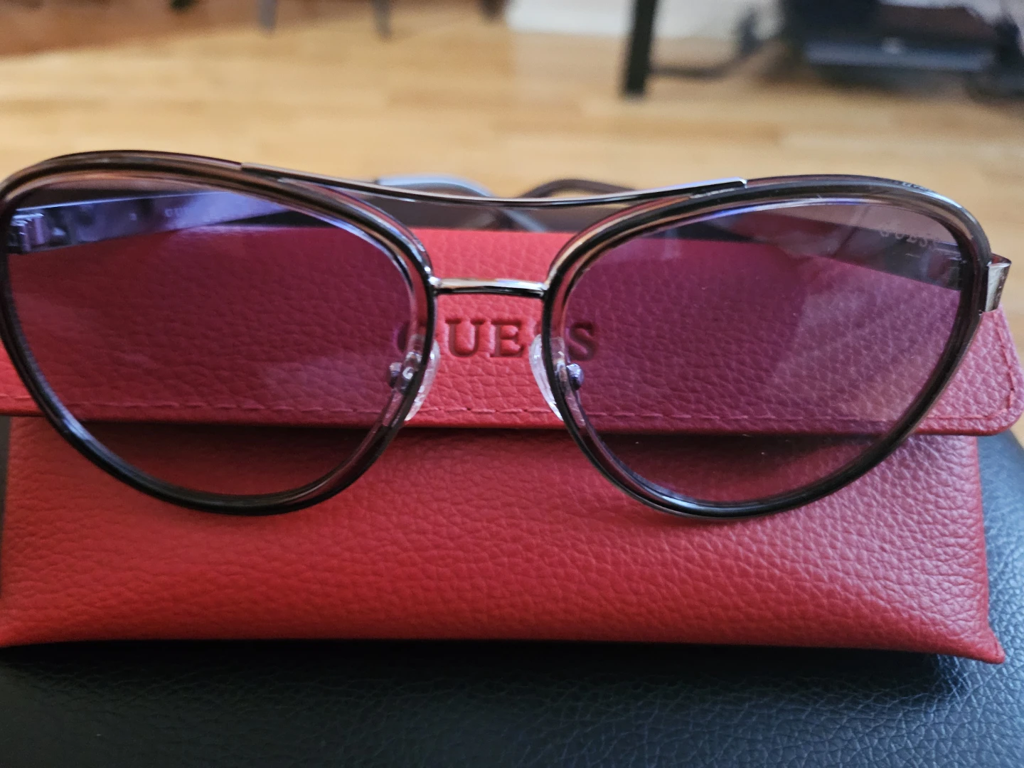 Guess Sunglasses with Red Case - photo 2