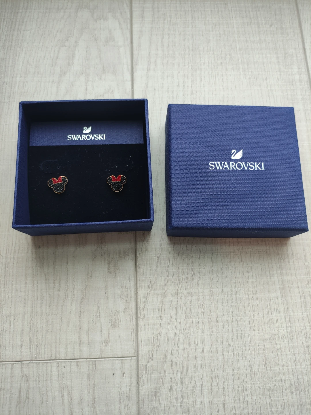 Swarovski Minnie Mouse Pierced Earrings, New in Box - photo 2